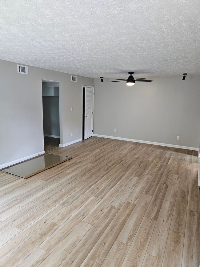 Building Photo - {MA3101}  COMPLETELY RENOVATED. Available ...