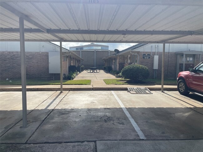 Building Photo - 1110 W Tri Oaks Ln