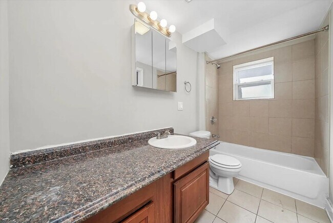 Building Photo - Charming 2BR Garden Unit in Bronzeville