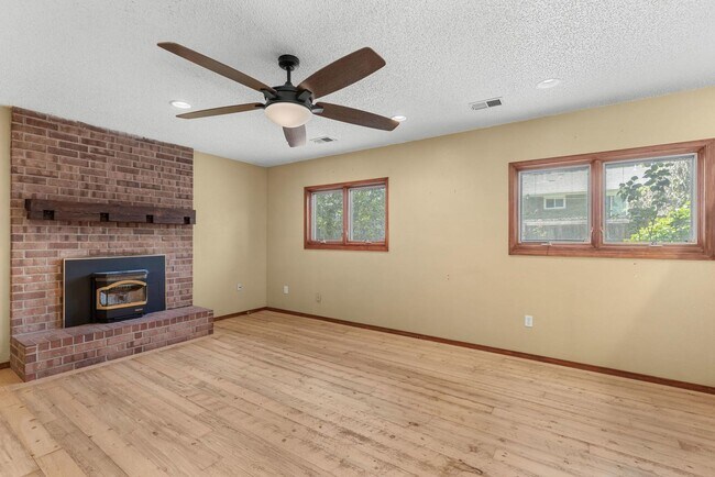Building Photo - Available NOW! 3 Bedroom 1 Bath Beautiful Home in Arvada!