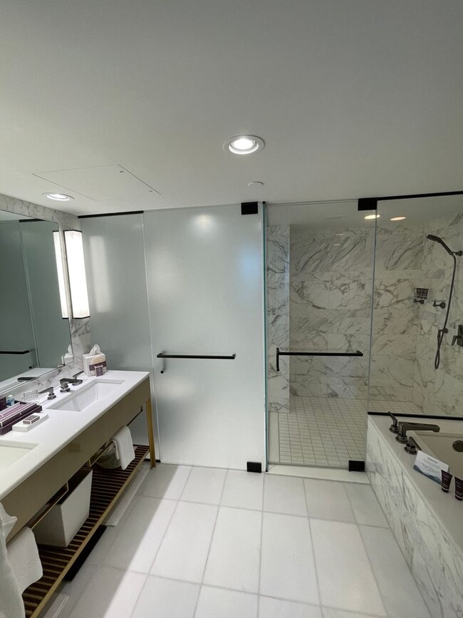 Building Photo - Rarely Available 1 Bed 2 Bath Long-Term in...