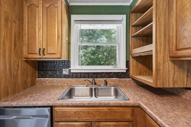 Building Photo - 3 Bedroom Pet Friendly Home For Rent Near Heritage Park!