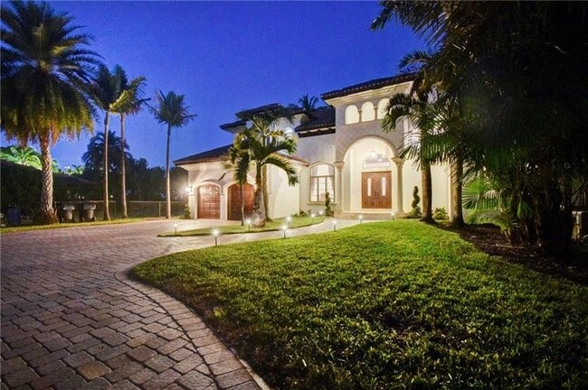 Building Photo - 1320 S Lakeside Dr