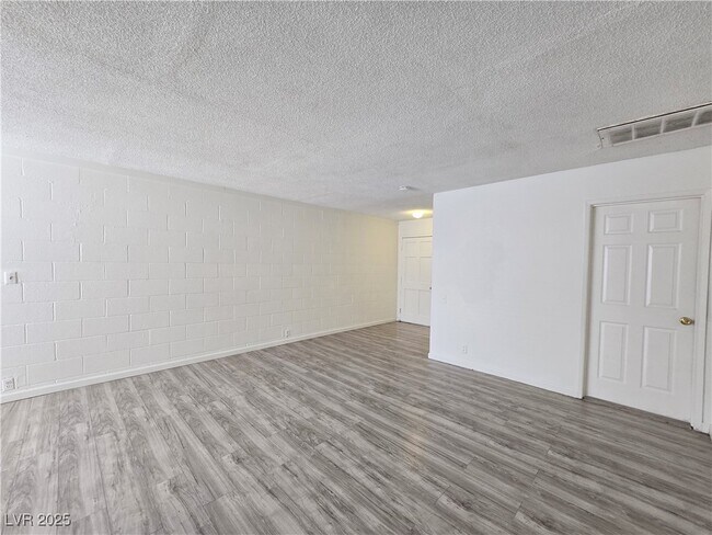 Building Photo - 2913 Stewart Ave