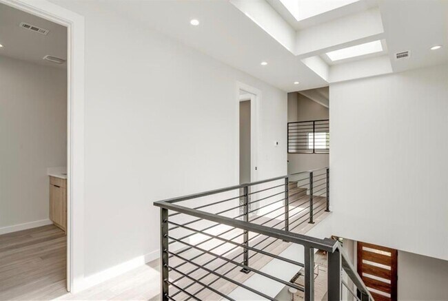 Building Photo - 409 Clover Ct