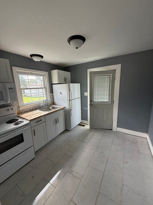 Building Photo - 2 Bed/1 Bath House