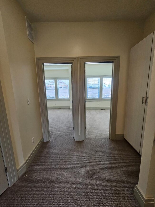 Building Photo - 876 S Lincoln Ave