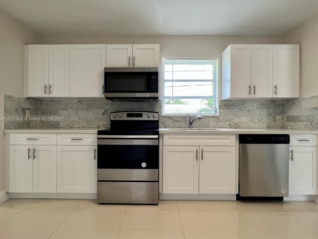 Building Photo - 1931 NE 55th Ct