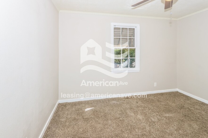 Building Photo - 211 Meadowdale Dr