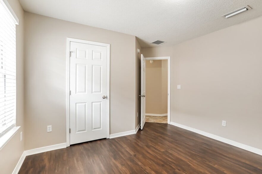 Building Photo - 3249 Silverado Cir