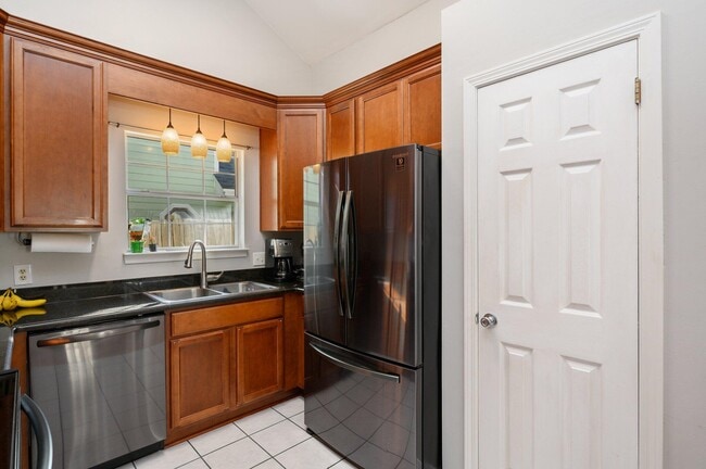 Building Photo - 1221 Charleston Cir