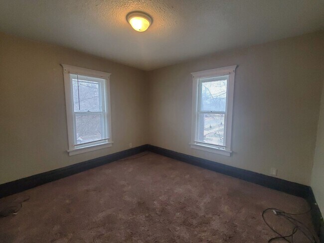 Building Photo - FOR RENT- 327 Webster- HUGE yard- pets ok!