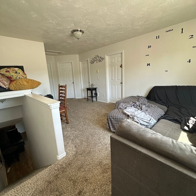 Building Photo - 3 Bedroom Victor Townhouse - Furnished