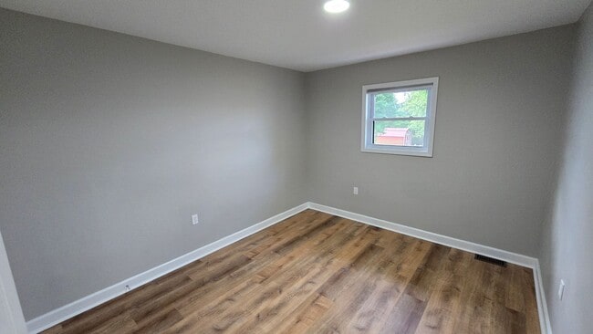 Building Photo - 2 bedroom/1.5 bath Townhouse  Kingsport, TN