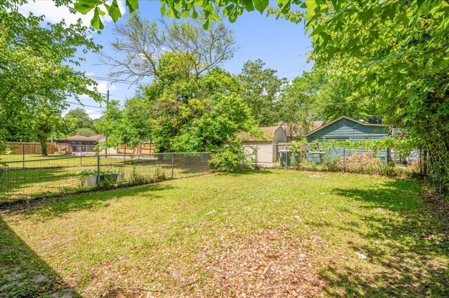 Building Photo - Cozy Duplex Unit with Fully Fenced Back Yard