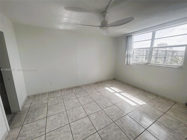 Building Photo - 2851 Leonard Dr