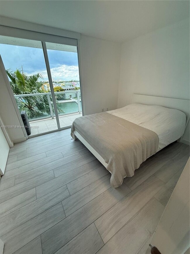 Building Photo - 5900 Collins Ave