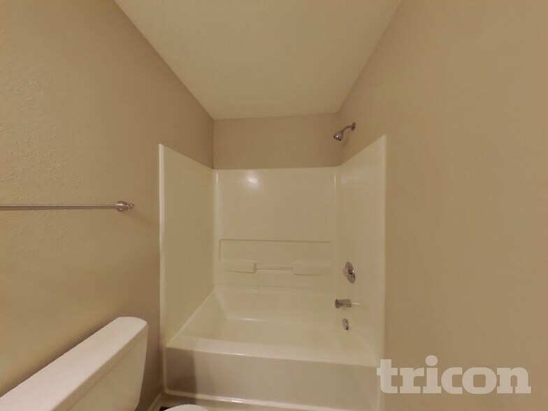 Building Photo - 10892 Woods Dr