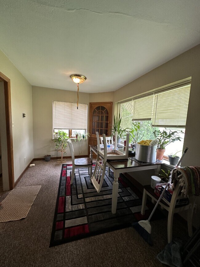 Building Photo - One Bedroom One Bath Unit in Triplex near Downtown and UWEC!