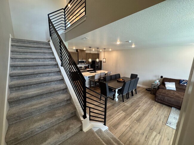 Building Photo - Modern 3-Bed, 2-Bath Townhome with Spaciou...