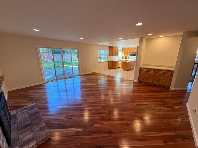 Building Photo - 5 Bed 3 Bath Home In Danville (Anderson Ranch)