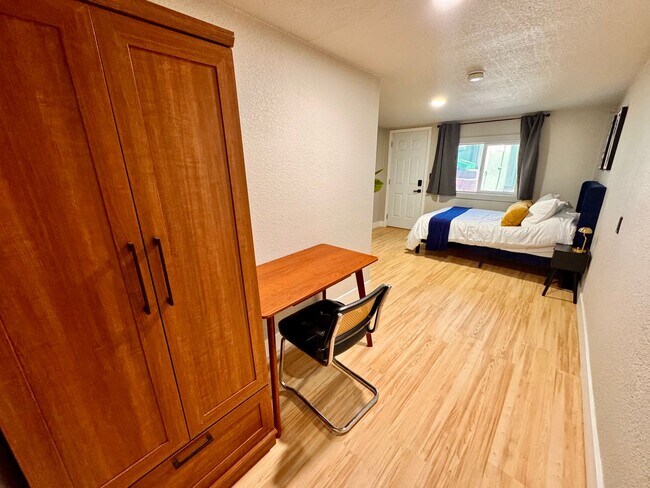 Building Photo - REMODELED HUGE BRIGHT 2400sf 4BR/3.5BA Havenscourt Split Level Home w Cottage AVAIL NOW