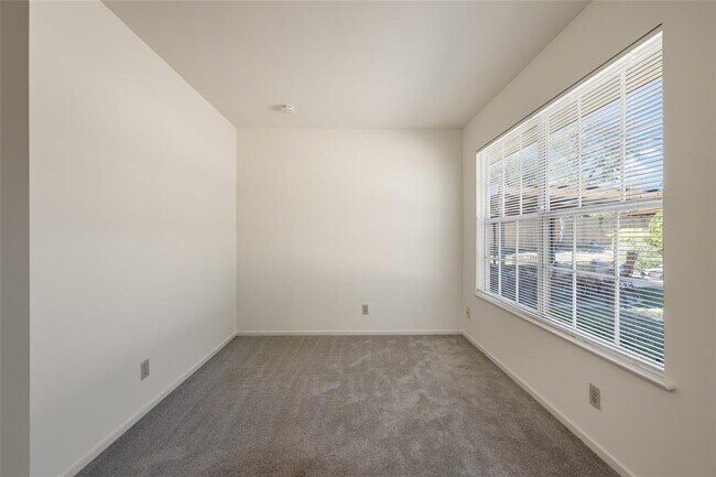 Building Photo - 6706 Willamette Dr