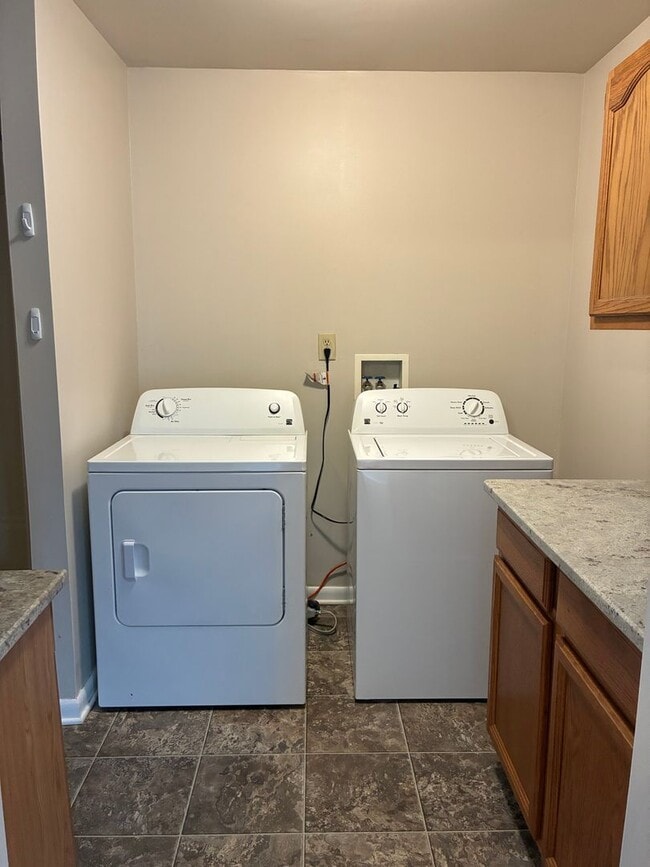 Building Photo - Beautifully Updated 3 Bedroom, 2 Bath Sing...