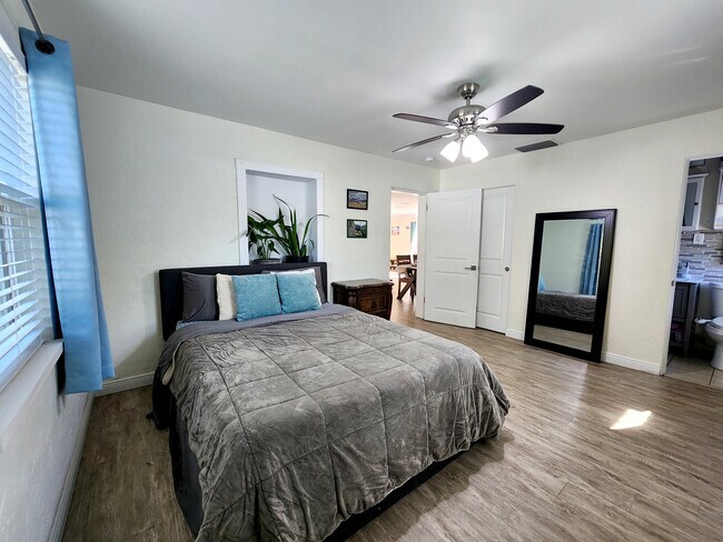 Building Photo - 6049 45th Ave N