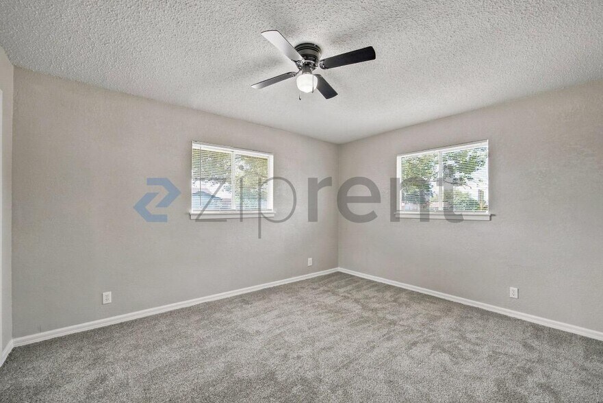 Building Photo - Unit