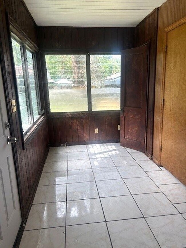 Building Photo - Spacious 2 bedroom 1 bath with sunroom and large yard!!