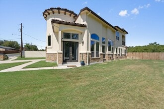 Building Photo - Modern Luxury Meets Austin Charm: 4 BR, 2.5 BA Gem