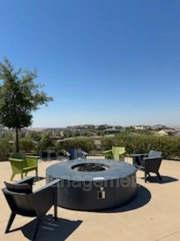 Building Photo - 3349 Hedgerow Ct