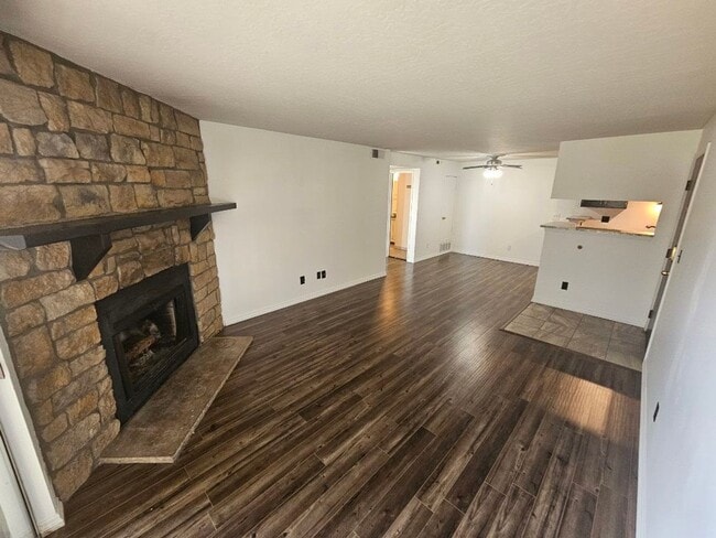 Building Photo - Bright Top-Floor Corner Condo on Powerline Trail – 1 Bed / 1 Bath