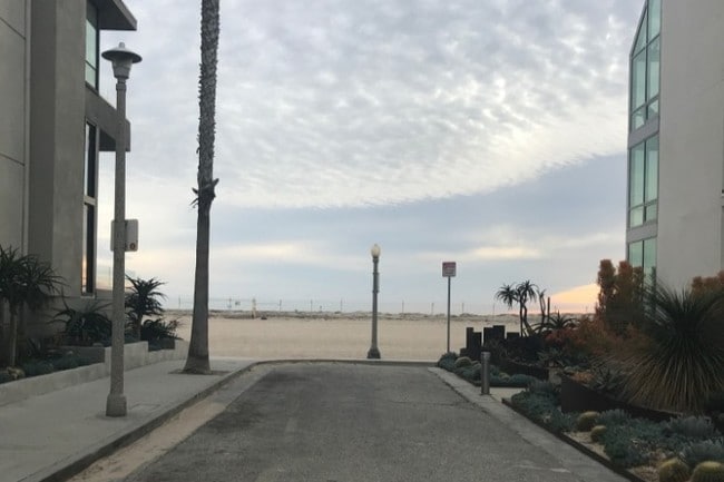 Walk to beach 50 Ft. - 17 Voyage St
