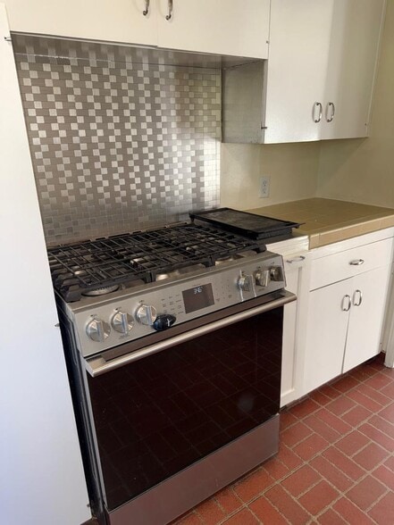 Stove - 4448 Carpenter Ave