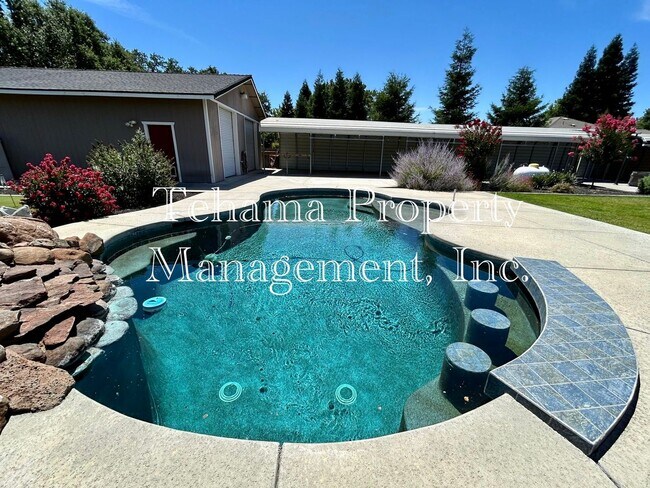 Building Photo - Executive 3 Bederoom 2 Bathroom home with in-ground pool and landscaping service included.