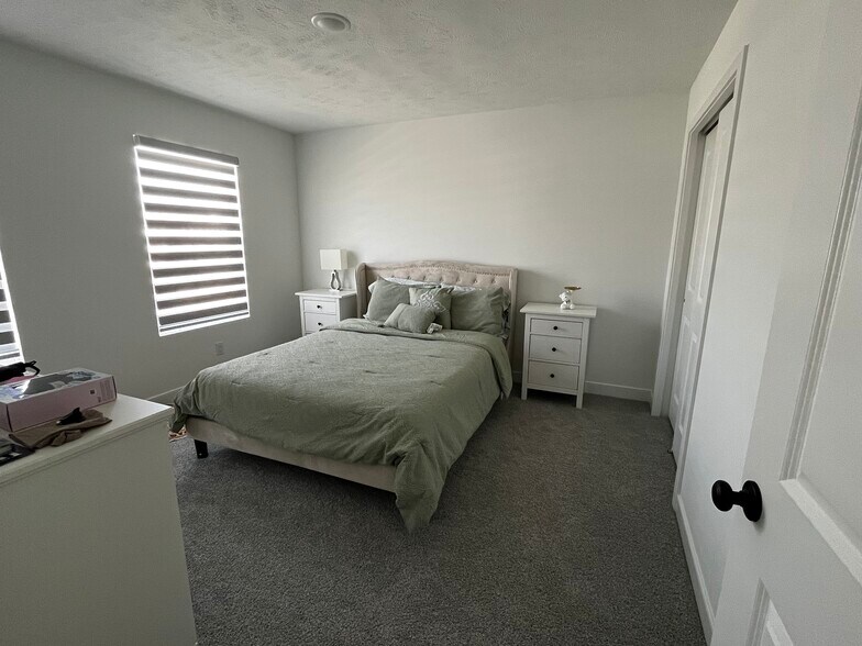 Upstairs bedroom - 362 Jonagold Dr NE