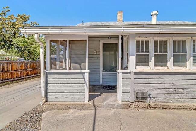 Building Photo - Charming Downtown 2-Bedroom Upstairs Apartment with Off-Street Parking