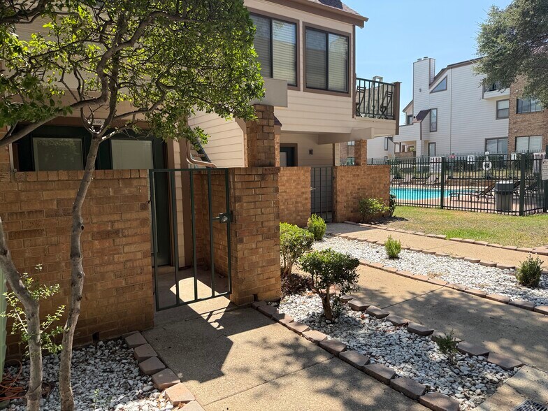 Building Photo - 2310 Bamboo Dr
