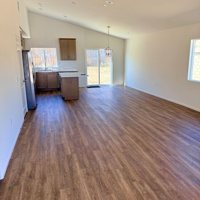 Building Photo - BRAND NEW 4 BEDROOM ADELANTO HOME