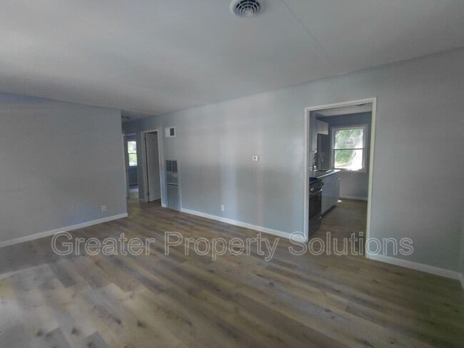 Building Photo - 2309 Del Plain Ave