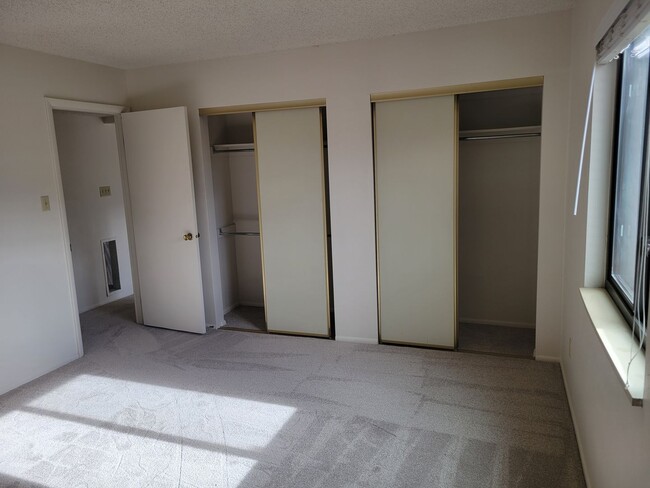 Building Photo - 2 Bed / 2 Bath Top Level Condo with A/C! -...