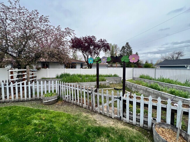 Building Photo - 990 Janes Rd