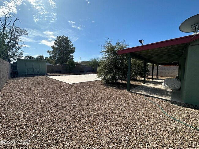Building Photo - 2208 N Rita Ave