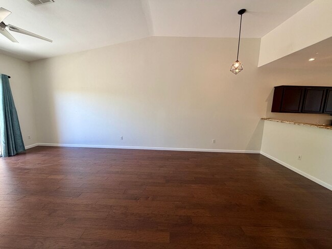 Building Photo - Close to shopping and easy access to Freeway!!!