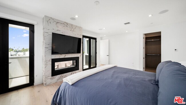 Building Photo - 2435 Penmar Ave