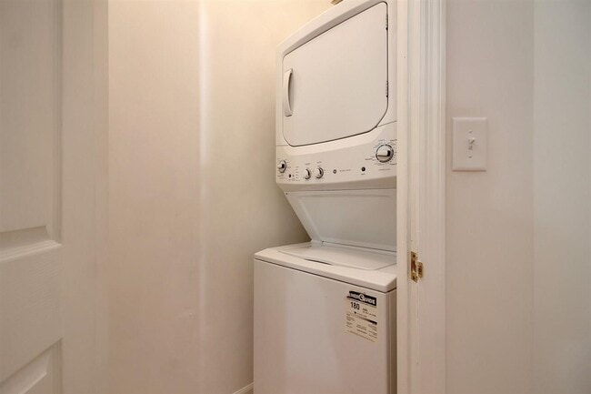 Building Photo - 600 Grand St