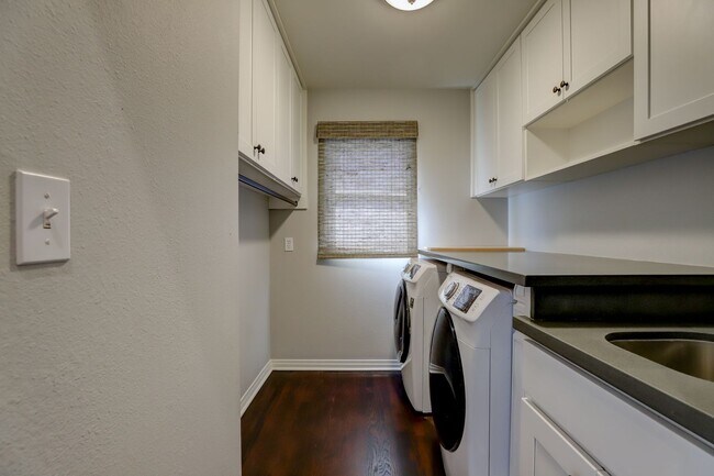 Building Photo - Gorgeous Home in Old Towne Orange