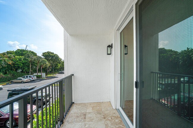 Building Photo - 1013 Villa Cir
